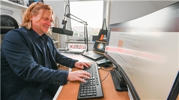 Thore Laufenberg steuert von Köhlen aus das KI-gestützte Radio Helgoland „The Rock“.