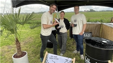 Zwei Männer und eine Frau unter einer Pagode. Thore Schreiber, Kim Stoczczack und Daniel Scheffel richten zwischen Fedderwardersiel und Burhave ihre Pop-up-Deichbar ein