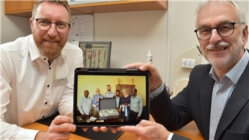 Thorsten Benkel (links) und Jürgen B. Mayer ziehen eine positive Zwischenbilanz der Aktion und zeigen ein Foto von der Spendenübergabe in Äthiopien.
