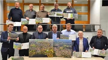 Bürgermeister Thorsten Krüger und der Fotograf Wolfhard Scheer präsentieren gemeinsam mit zahlreichen Ortsbürgermeistern der Stadt Geestland das neue Luftbild-Buch "Geestland von oben".