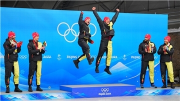 Thorsten Margis (4 v l) wechselt ins Team Johannes Lochner (l) und fährt dann gegen Goldmedaillengewinner Francesco Friedrich. 