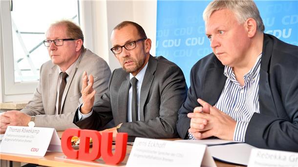 Thorsten Raschen (links), Thomas Röwekamp und Jens Eckhoff bei einer Pressekonferenz.