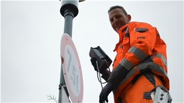 Thorsten Wegner schließt eine Steuerungseinheit an eine Straßenleuchte in der Raiffeisenstraße an. Mit der modernen Technik können die Leuten bedarfsgerecht gedimmt werden.