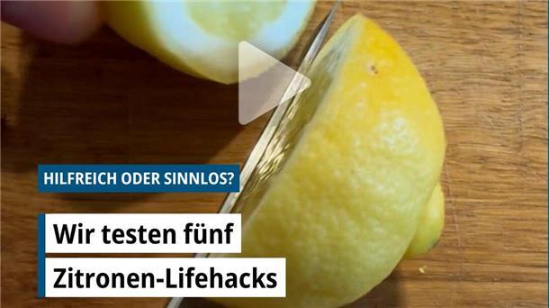 Eine Zitrone wird mit einem Messer geteilt.