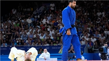 Tief enttäuscht nach seinem frühen Aus: Der deutsche Judoka Timo Cavelius (l.).