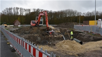 Tiefbauarbeiten prägen zurzeit das Bild auf der vorgesehenen Baufläche für die neue Sporthalle in FAH. Hier werden jetzt Druckrohrleitungen umgelegt und erneuert.