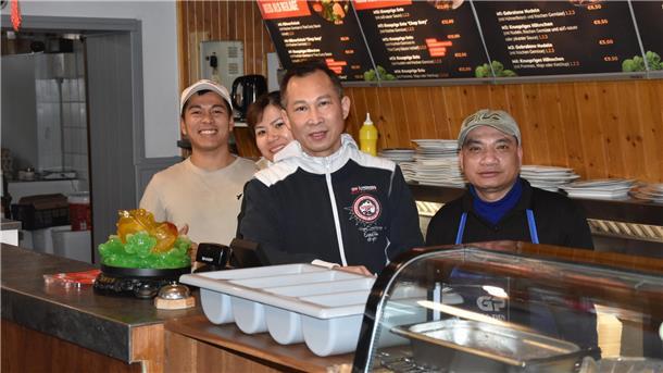 Tien Van Vu, seine Frau und seine Mitarbeiter freuen sich, Gäste in Ottens Grillstube kulinarisch verwöhnen zu können. 