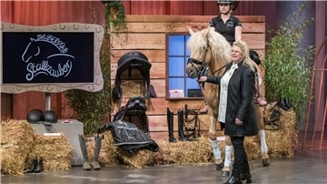  Alexandra Knabbe (rechts) präsentiert ihr Produkt.