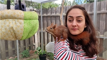 Tierschützerin Mona Gahrib hat ein Eichhörnchen auf der Schulter.