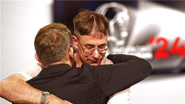 Wettbewerb der Trauma-Texte: Sila gewinnt Bachmann-Preis Tijan Sila (hinten) hat den Ingeborg-Bachmann-Preis 2024 gewonnen.