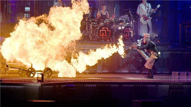 „Ich will, dass ihr mir glaubt“ - Rammstein spielt in Berlin Till Lindemann feuert auf der Bühne mit einem Flammenwerfer auf Band-Mitglied Christian Lorenz.