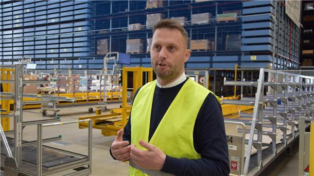 Tim Behrens arbeitet bei Airbus in Nordenham am „Herzstück“ Es ist der Mitarbeiter Tim Behrens zu sehen, der im Materialwirtschaftszentrum des Airbuswerks in Nordenham steht.