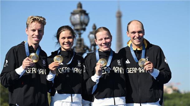 Tim Hellwig (v.l.), Lisa Tertsch, Laura Lindemann und Lasse Lührs jubeln über die Goldmedaille.