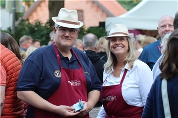 Tim Jöllenbeck und Ulrike Schloen verkaufen Lose beim Weinfest.