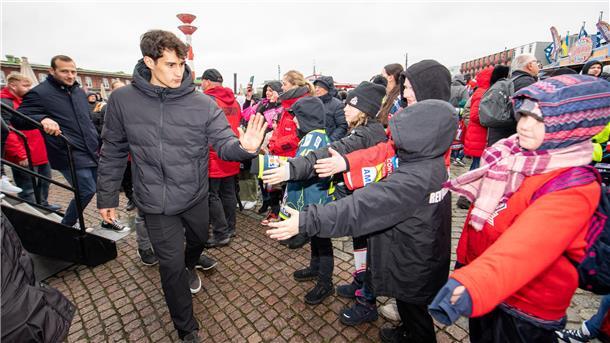 Sechs Spieler verlassen die Fischtown Pinguins - der Abschied in Bildern Tim Lutz klatscht die jungen Fans ab.