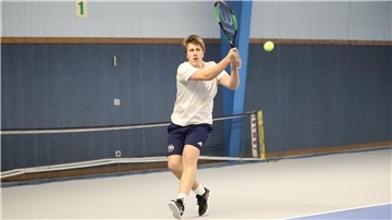 Tim Okrey vom TK Nordenham spielt Tennis