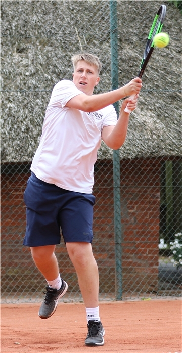 Tim Okrey spielt Tennis beim TK Nordenham