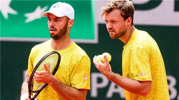 „Was ist denn das?“ - Tennis-Team dicht vor Davis-Cup-Finals Tim Pütz (l) und Kevin Krawietz setzten den Schlusspunkt beim Erfolg der deutschen Davis-Cup-Herren gegen Chile.