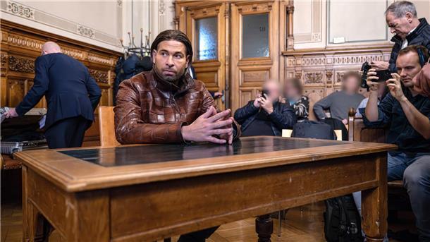 Ex-Torwart Wiese bestreitet vor Gericht rassistische Äußerungen  Tim Wiese sitzt im Gerichtssaal vom Landgericht Bremen.