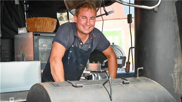 Timm Gehrmann vor seinem Smoker fürs Barbecue.