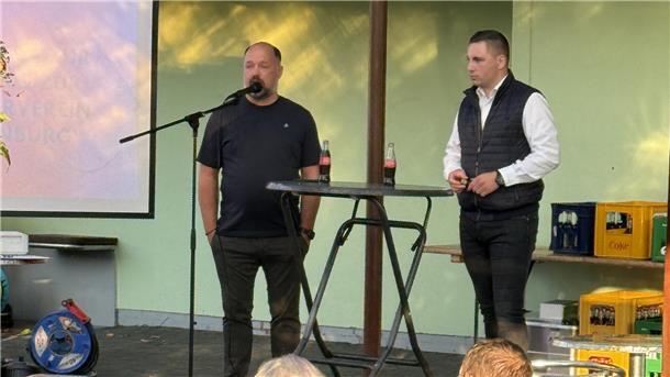 Timm Haberland (links) und Jannis Düls bei der Infoversammlung zur Gründung des Fördervereins. Beide gehören zum Initiativkreis, der die Vereinsgründung in den nächsten Wochen vorantreiben will. 