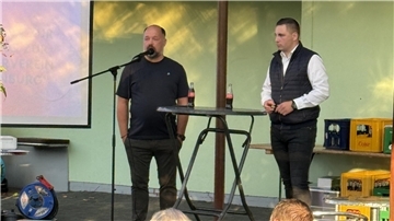 Timm Haberland (links) und Jannis Düls bei der Infoversammlung zur Gründung des Fördervereins. Beide gehören zum Initiativkreis, der die Vereinsgründung in den nächsten Wochen vorantreiben will. 