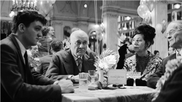 Timm Kröger hat mit „Die Theorie von allem“ einen Film Noir gedreht.