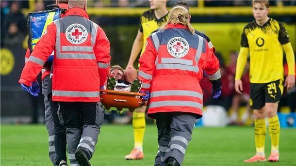 Wird Monate ausfallen: Kölner leiden mit verletztem Hübers Timo Hübers wird nach seiner schweren Knieverletzung vom Platz getragen.