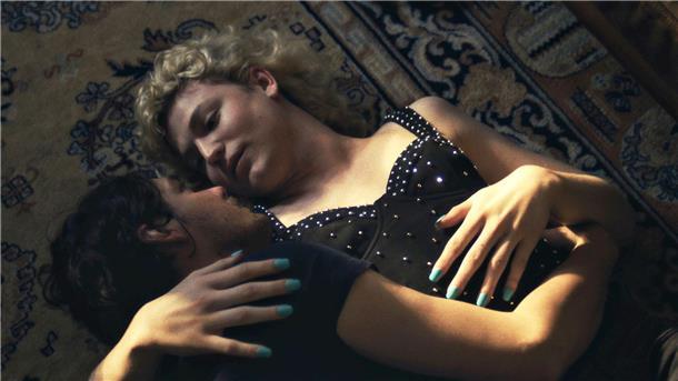 Die Berlinale 2023 blickt auch auf Krisen Timocin Ziegler (l) als Robert und Thea Ehre als Leni in einer Szene des Films „Bis ans Ende der Nacht“.