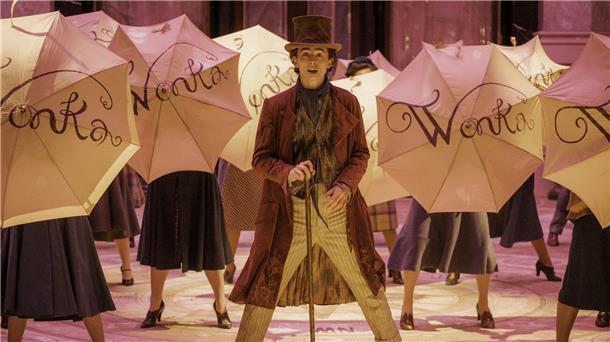 Baden in Schokolade - Timothée Chalamet ist „Wonka“ Timothée Chalamet als Willy Wonka in einer Szene des Films „Wonka“.