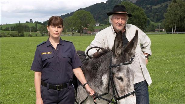 Störrisch sind sie alle: „Mein Vater, der Esel und ich“ Tinka (Isabell Polak), ein Esel und Hartmut „Bonanza“ Zeller (Günther Maria Halmer).