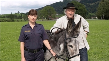 Tinka (Isabell Polak), ein Esel und Hartmut „Bonanza“ Zeller (Günther Maria Halmer).