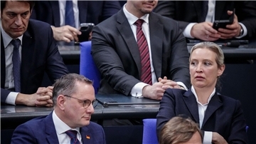 Tino Chrupalla (l.) und Alice Weidel während der Generaldebatte zum Etat des Bundeskanzlers und des Bundeskanzleramts.