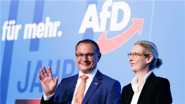 AfD-Bundesparteitag: Chrupalla schwärmt von „Harmonie“ Tino Chrupalla und Alice Weidel auf dem AfD-Bundesparteitag in Magdeburg.