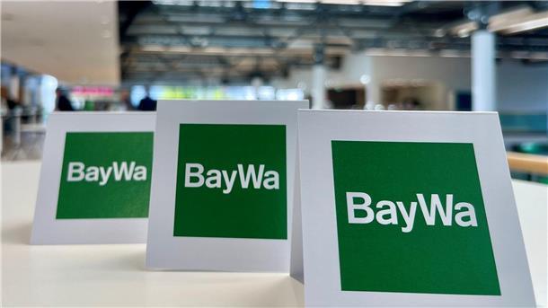 Verdacht der Bilanzmanipulation gegen frühere Baywa-Manager Tischaufsteller bei der Baywa-Hauptversammlung in München. Ein Jahr nach der Fast-Pleite des Traditionsunternehmens hat sich die Staatsanwaltschaft mit einem Ermittlungsverfahren eingeschaltet. (Symbolbild)