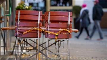 Tische und Stühle stehen vor einem Restaurant in Bad Reichenhall. Mit dem bis zu 200 Milliarden Euro schweren „Doppelwumms“ will die Bundesregierung bis 2024 Preisbremsen für Gas und Strom sowie Unternehmenshilfen finanzieren.