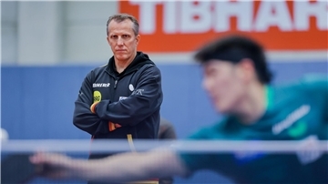 Das schwere Erbe der Ära Boll: Tischtennis-Team heiß auf EM Tischtennis-Bundestrainer Jörg Roßkopf beim Training mit Nationalspieler Dang Qiu.