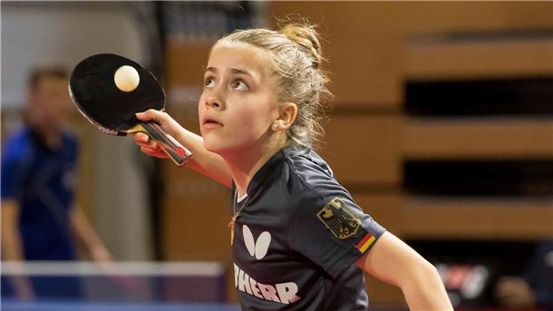 Tischtennis-Talent Mia Griesel aus Lunestedt während eines Aufschlags.