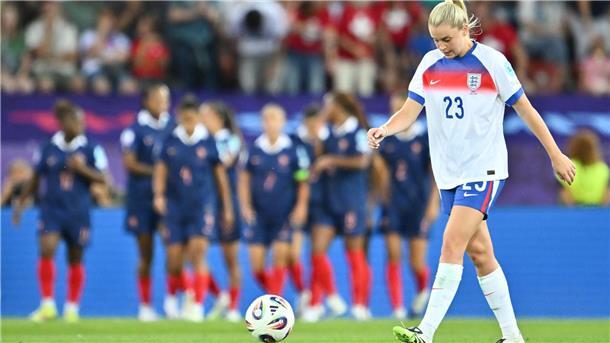 Titelverteidiger England um Stürmerin Alessia Russo legt einen Fehlstart hin.