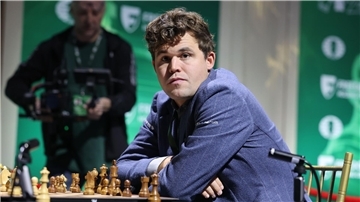 Wegen einer Jeans: WM-Aus für Titelverteidiger Carlsen Titelverteidiger Magnus Carlsen hat nach einer Bestrafung seinen Rückzug von der Schnellschach-WM erklärt.