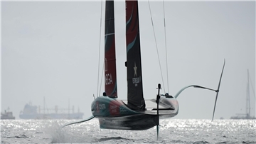 Titelverteidiger Neuseeland gewinnt die ersten beiden Rennen um den America’s Cup.