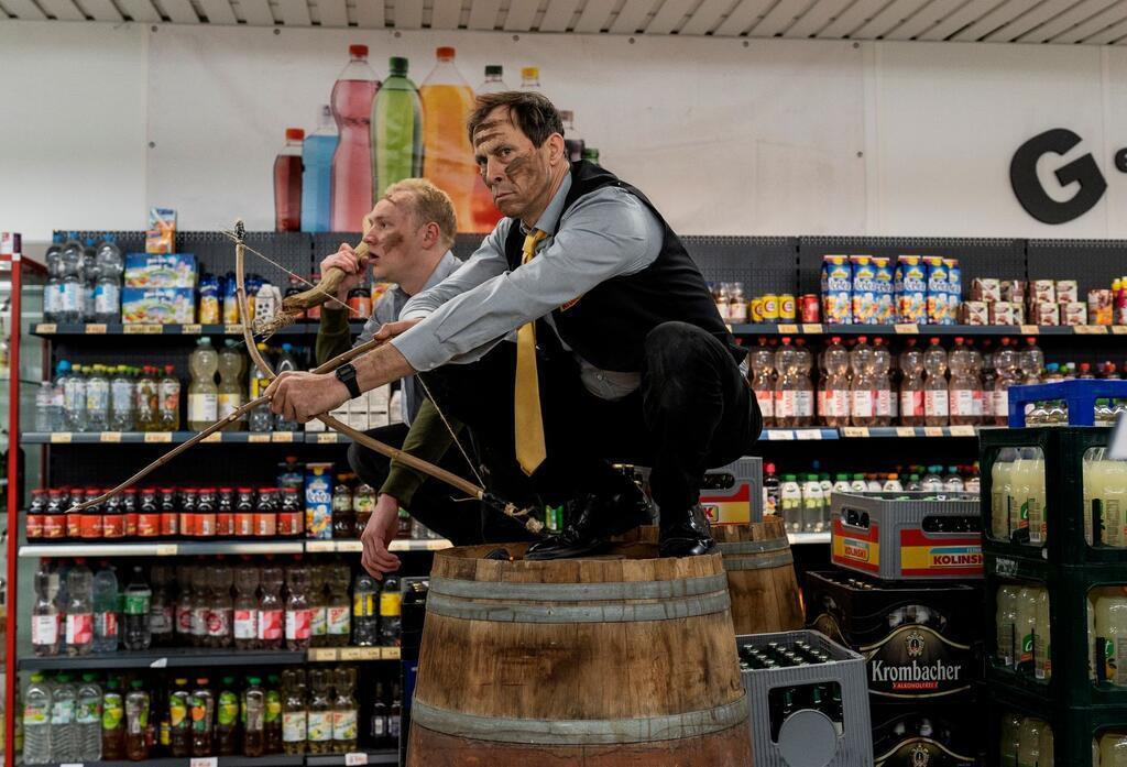 Titus (Bruno Alexander) und Thorsten (Marc Hosemann) in einer Szene aus „Die Discounter“.