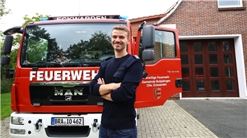 Junger Mann vor einem Feuerwehrfahrzeug, Tjorven Siegel, Ortsbrandmeister Eckwarden