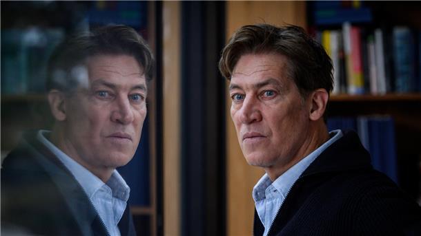 Polit-Thriller mit Tobias Moretti bei 3sat Tobias Moretti als Johann Hellström in einer Szene aus „Das Haus“.