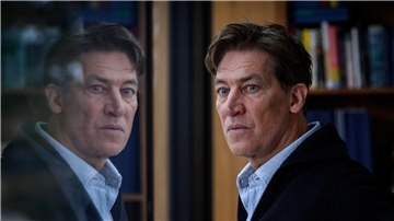 Tobias Moretti als Johann Hellström in einer Szene aus „Das Haus“.