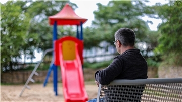 Tobias sitzt allein an einem Spielplatz. Der Vater eines Kindes zieht wegen einer Vaterschaftsanfechtung vor das Bundesverfassungsgericht.