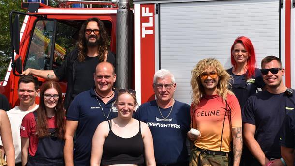 Tokio Hotel besucht auf dem Deichbrand 2024 die Feuerwehr aus dem Cuxland Tokio Hotel war mit ihrem Filmteam auf dem Deichbrand unterwegs.
