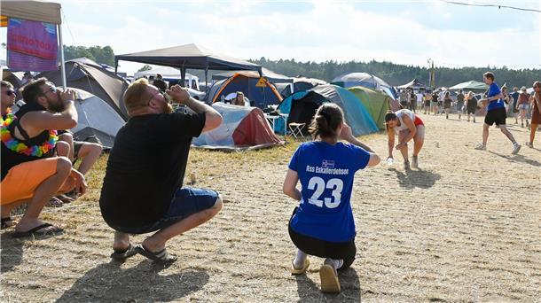Tolle Stimmung auf und vor den Bühnen und auf den Zeltplätzen des Hurricane-Fest...