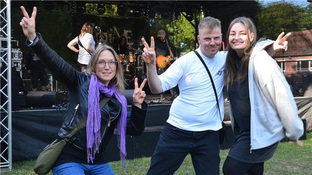 NigRock Festival: Bands bringen Internatsgarten zum Vibrieren Tolle Stimmung und geballte Spielfreude: Bei Jenny (von links), Benny und Michelle sprang der Funke vom ersten Ton an über. Die Gäste aus Bremen genossen das beeindruckende Line-up von 20 Bands.