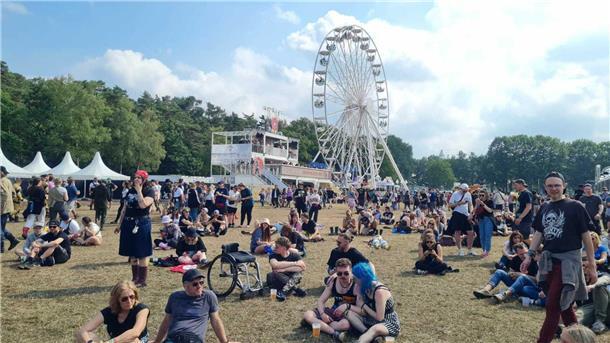 Hurricane-Liveticker: Ein Wahnsinns-Festival geht zu Ende Tolles Wetter am Nachmittag in Scheeßel, von Schlamm ist kaum noch die Rede. Die Besucher chillen in der Sonne.